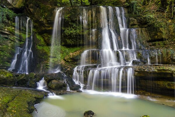 Belle cascade qui coule sur les rochers