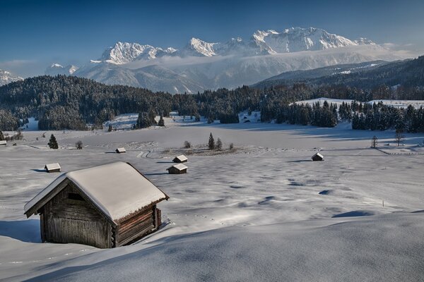 Cuento de invierno en Baviera con montañas y nieve brillante