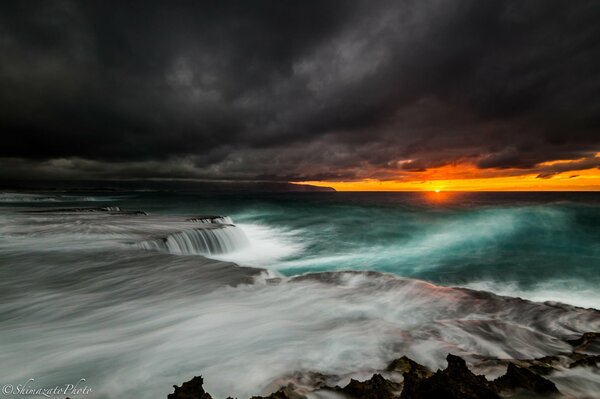 Image à couper le souffle d un orage et une chute d eau