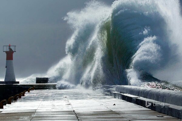 Potente tempesta con spruzzi d acqua sul faro