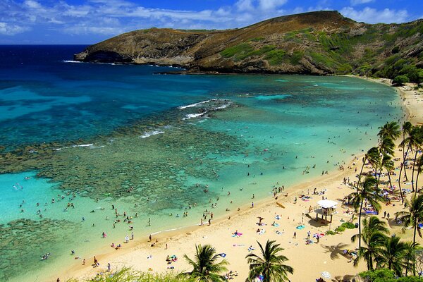 Vista de la playa de arena blanca