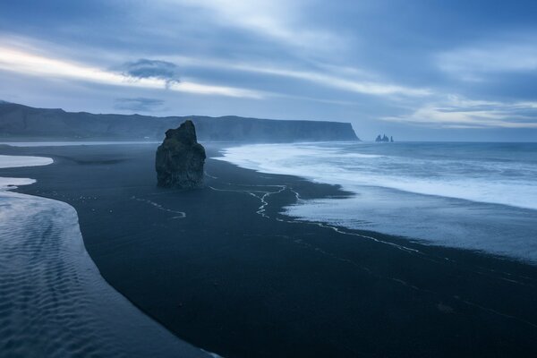 Paisaje nocturno junto al mar