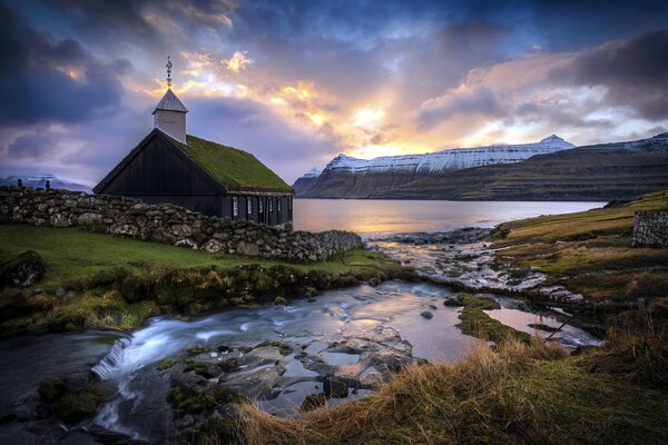 Paisaje iglesia en las islas Feroe al atardecer