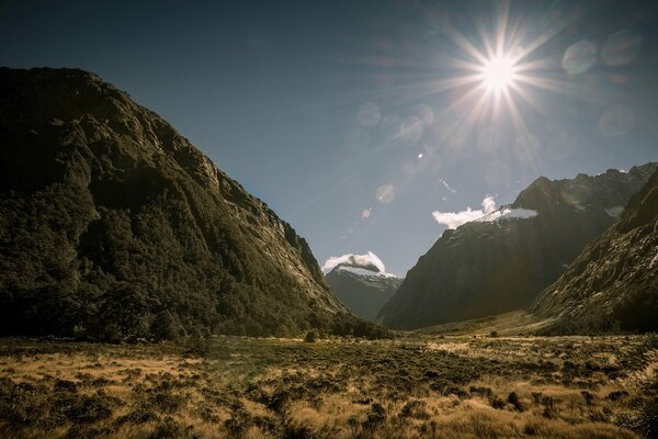Dolina otoczona słońcem, magiczna piękna dolina, światło i piękna dolina, magiczne góry o świcie