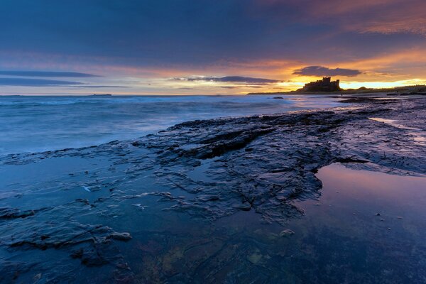 Fascinante puesta de sol en el paisaje marino