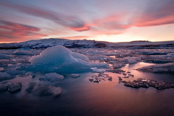 Zachód słońca na Islandii w dolinie lodowcowej