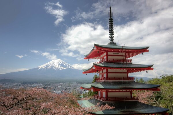 Japanische Landschaft mit Blick auf den Berg