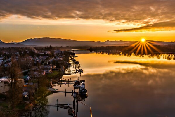 Lac en Colombie-Britannique au coucher du soleil