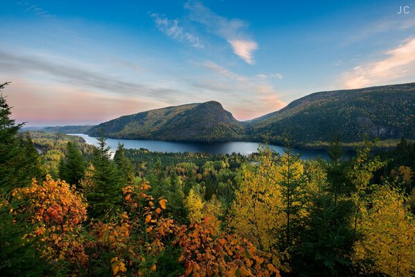 Осенняя природа в горах около озера
