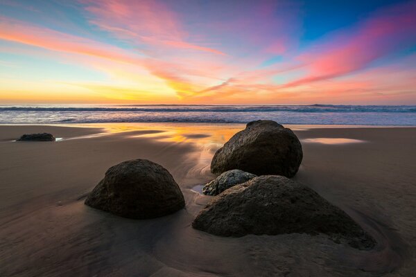 Cuatro piedras en la playa