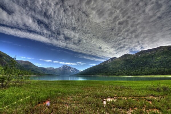 Chmury nad jeziorem Eklutna na Alasce