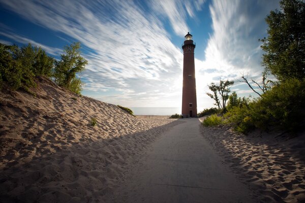 Песчаная дорога к маяку на побережье