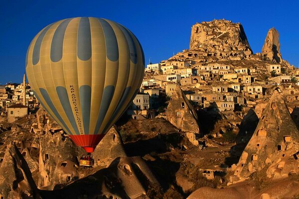 Ballon au-dessus de la ville dans les montagnes