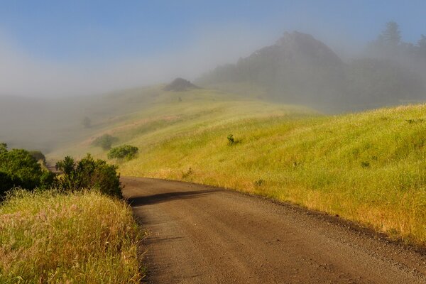 Mañana en el pueblo de la naturaleza y la niebla