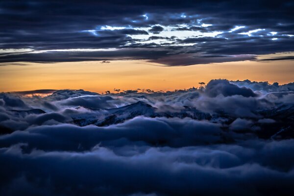 Cielo blu con nuvole bianche