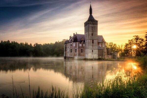 Horst Castle am See in Belgien bei Sonnenuntergang