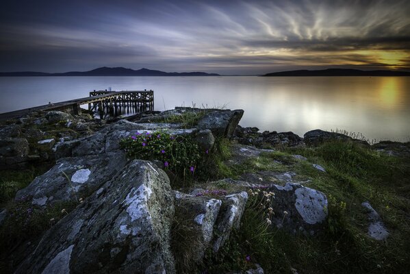 Costa de Escocia y amanecer, amanecer y Escocia paisajes, hermoso paisaje en Escocia, piedras en la costa del Golfo de Escocia