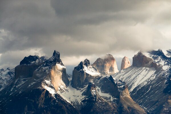 Von der Sonne beleuchtete Berge Patagoniens