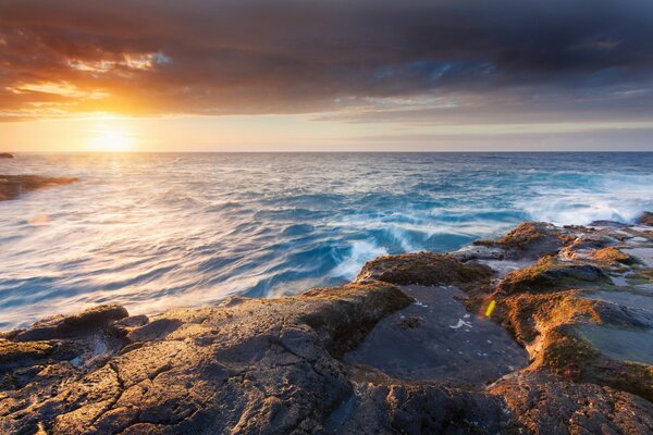 Schöner Sonnenuntergang am Meer