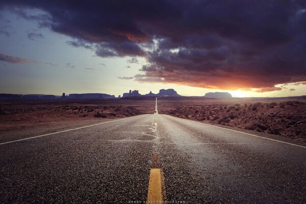 Puesta de sol en la avenida de los monumentos en el camino que conduce a las montañas