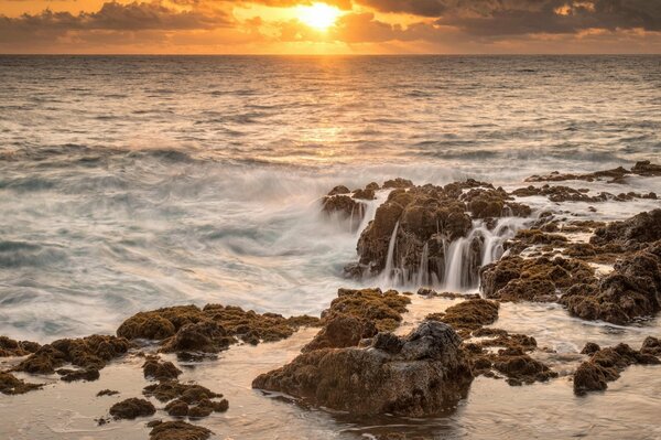 Die Bucht bei Sonnenuntergang, der Sonnenuntergang und die magische Bucht, das durchsichtige Wasser einer schönen Bucht, die Bucht und der Sonnenuntergang am Ufer