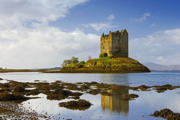 Castillo de Stalker en El lago Lynn en Escocia