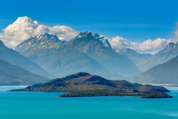 Jezioro Wakatipu na tle góry w Nowej Zelandii