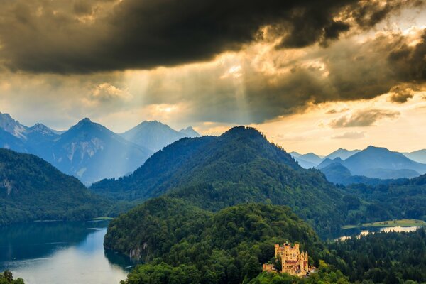 Fabuleux Panorama du château dans les montagnes