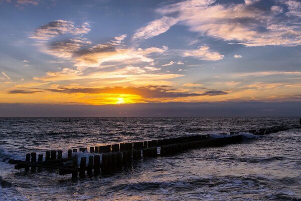 Hermoso paisaje marino al atardecer