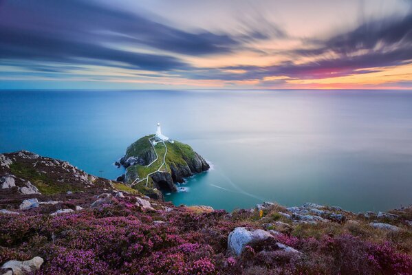 Felsige Insel South Stack Leuchtturm im irischen Meer