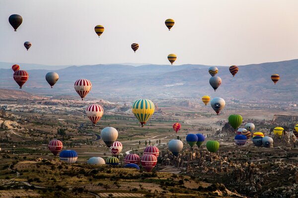 Muchos globos sobre el valle verde