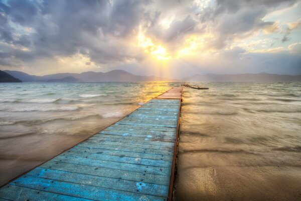 The shallow sea and the bridge going beyond the horizon