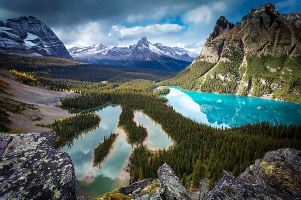 Vallée avec des montagnes et des lacs d altitude