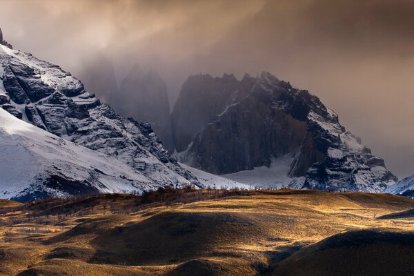 Sable doré sur les montagnes, sur les montagnes sable doré, montagnes et sable doré, montagnes avec de la neige et du sable