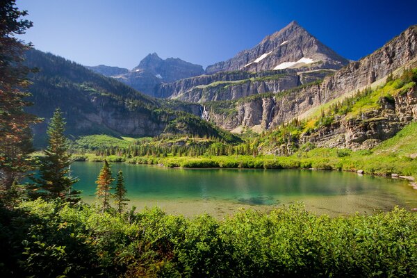 Lac pittoresque et montagnes sur fond de ciel clair