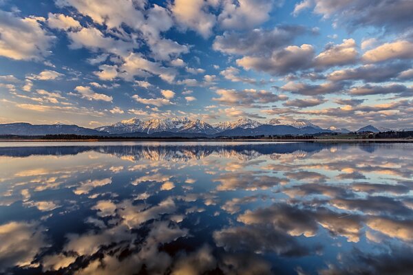 Molte nuvole si riflettono nel lago