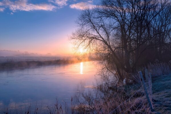 Paisaje amanecer de primavera sobre el río