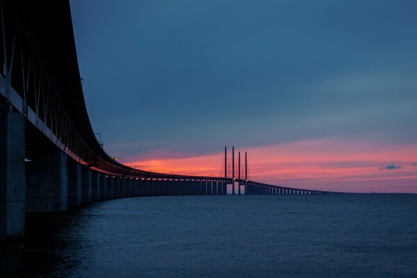 Coucher de soleil du soir et pont