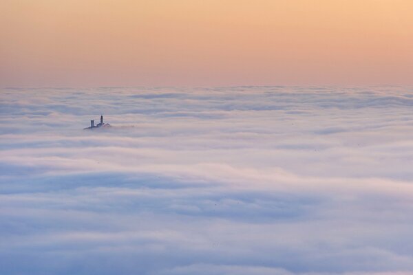 Champs de nuages sous le doux ciel coucher de soleil