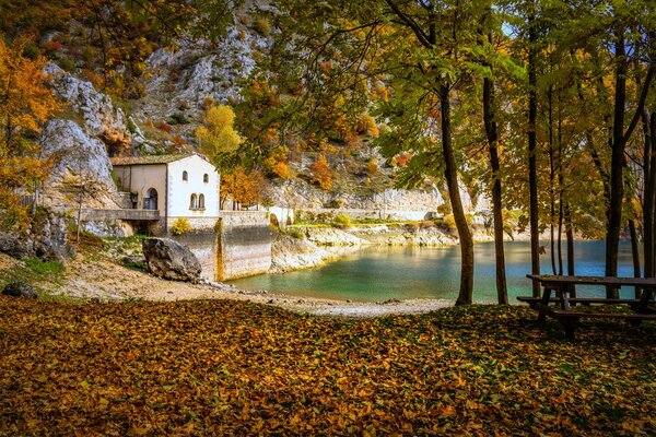 Paisaje con casa y banco