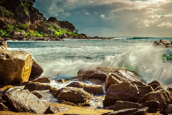 Волны океана разбиваются о каменнистый берег