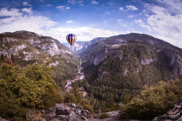 Kalifornia, Yosemite. Balon unosi się nad skałami