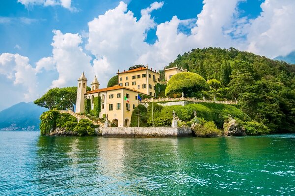 Grüne Insel mit Schloss am Wasser