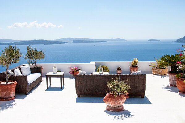 Vue depuis le balcon sur la mer à Santorin