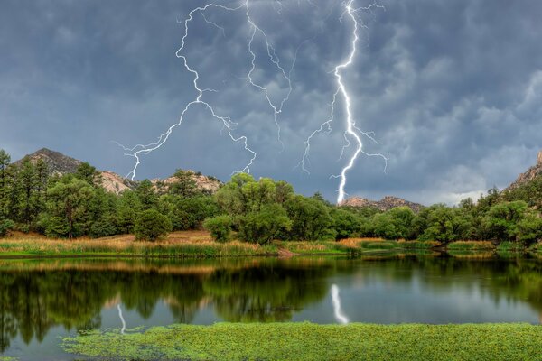 Temporale su un lago boscoso in Arizona