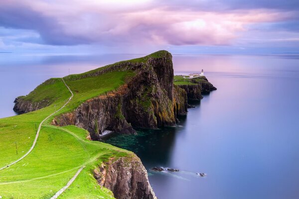 Isola di Skye sullo sfondo del mare liscio