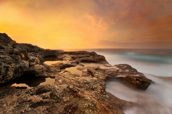 Nuova mattina sulla costa rocciosa