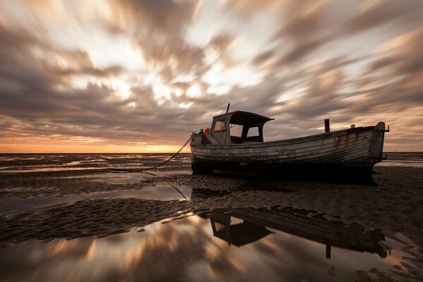 Ein Boot auf einer Sandbank