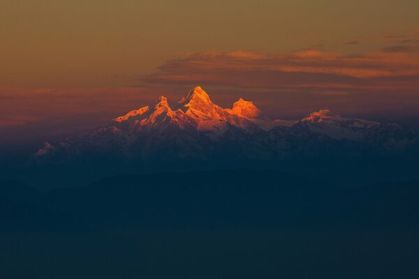 Montagne de l Himalaya dans les rayons de la lumière du matin