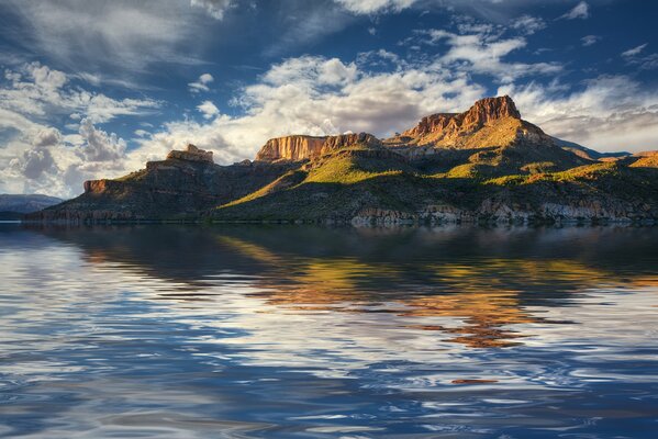 Beautiful Arizona in the reflection of the lake